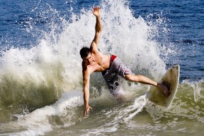 米兰平台-全国大学生足球联赛精彩对决频现，全国大学生足球联赛时间